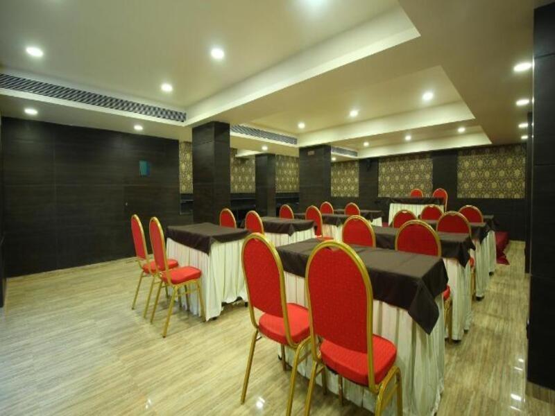 Central Beacon Hotel Surat Exterior foto