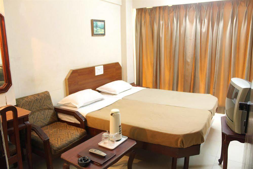 Central Beacon Hotel Surat Exterior foto