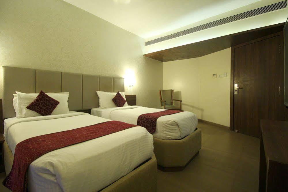 Central Beacon Hotel Surat Exterior foto
