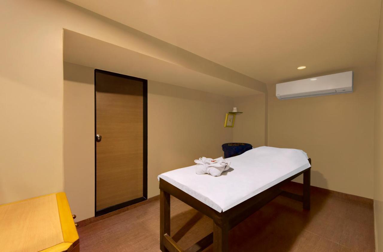Central Beacon Hotel Surat Exterior foto