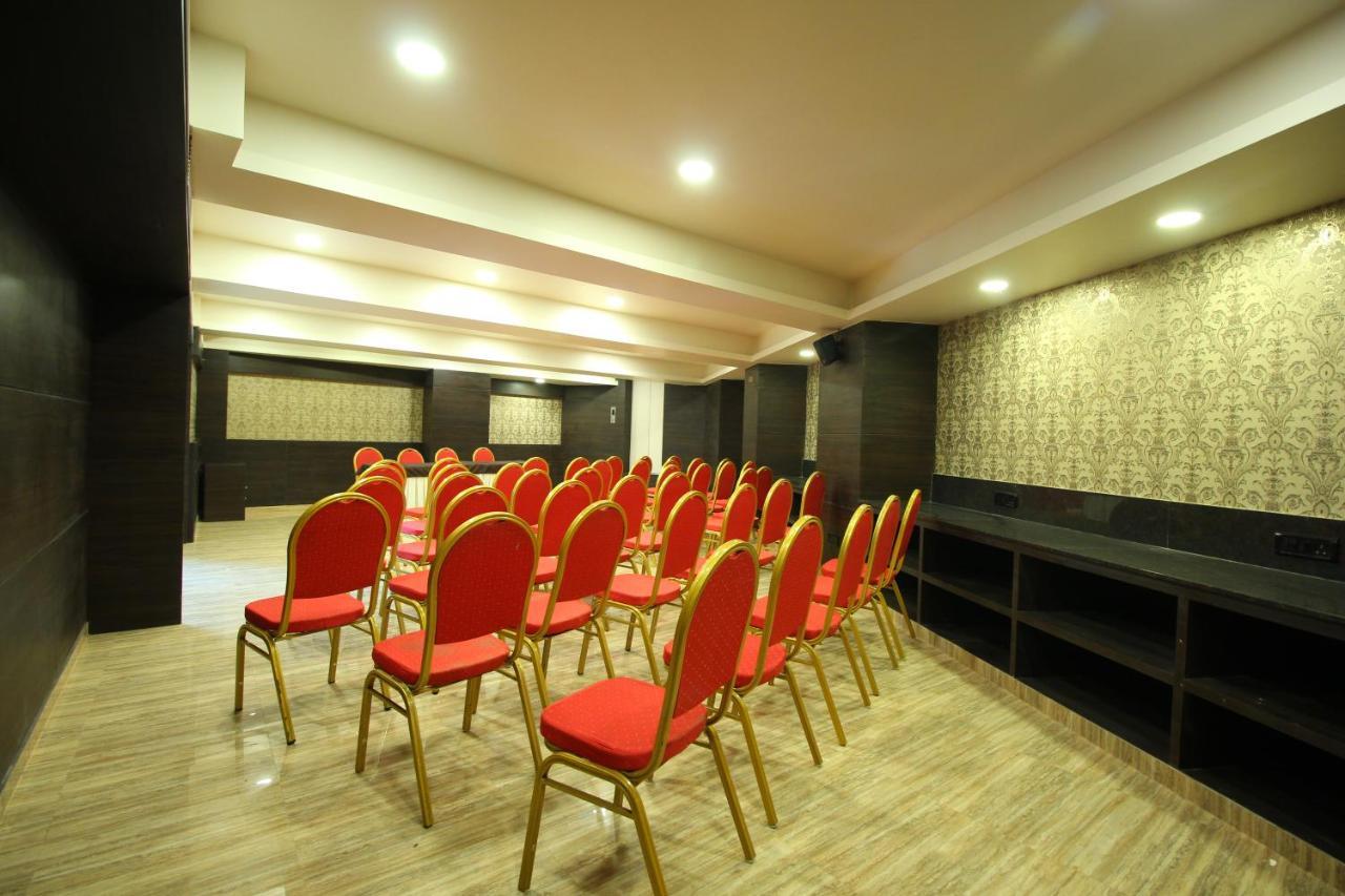 Central Beacon Hotel Surat Exterior foto